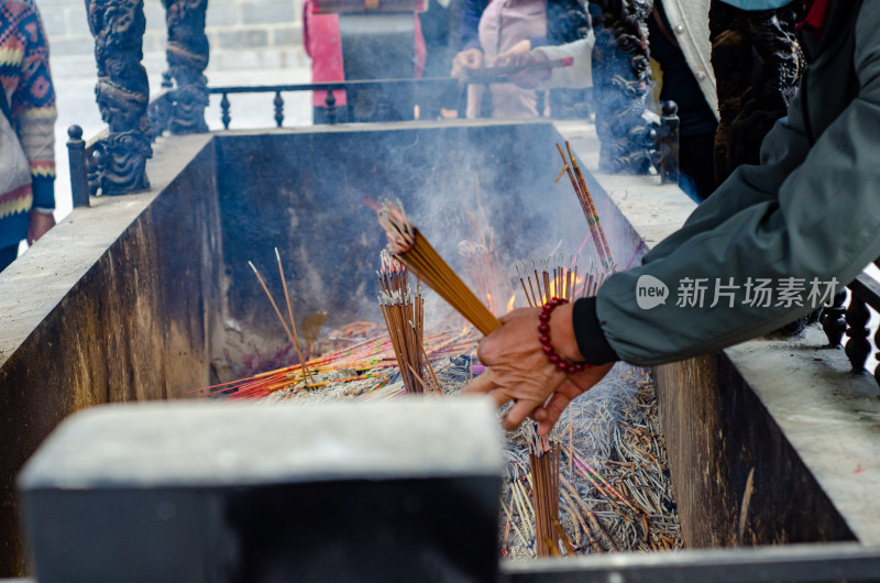 河南省洛阳白马寺上香的人们