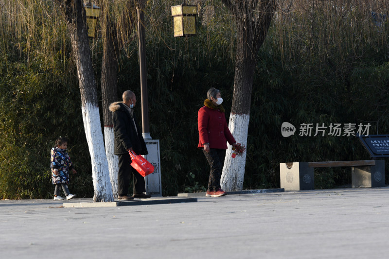 城市公园休闲带娃的市民