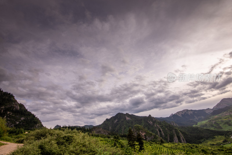 蓝天白云山峰