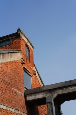 四川自贡老盐场红砖建筑局部特写