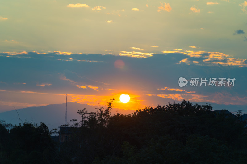 日落时的壮观天空景色