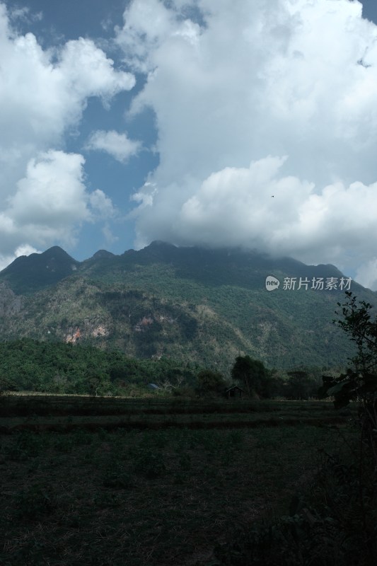 老挝万荣山地田野俯瞰风景