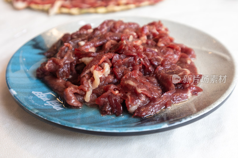 潮汕牛肉火锅餐馆里桌上切好的新鲜嫩牛肉