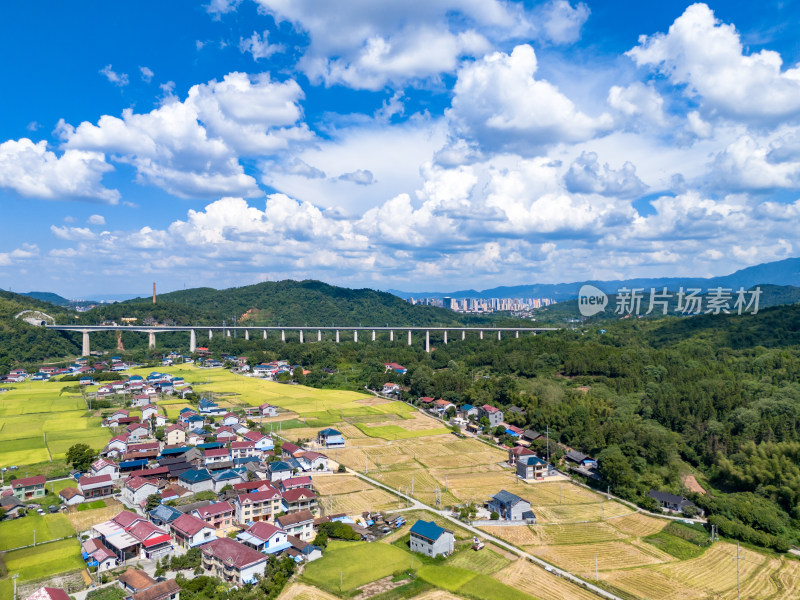 秋收美丽乡村田园航拍图