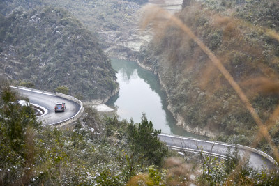 重庆酉阳：绵延青山披白纱