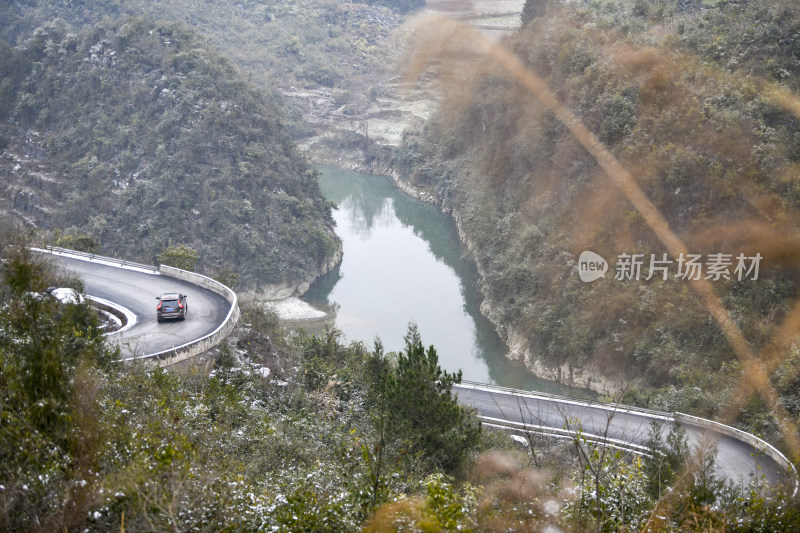 重庆酉阳：绵延青山披白纱