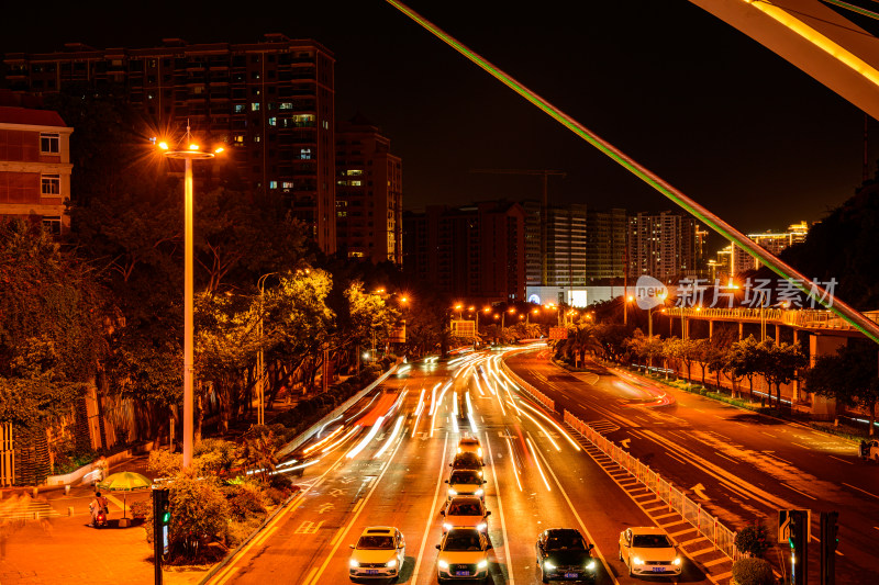 城市道路夜晚车流景象