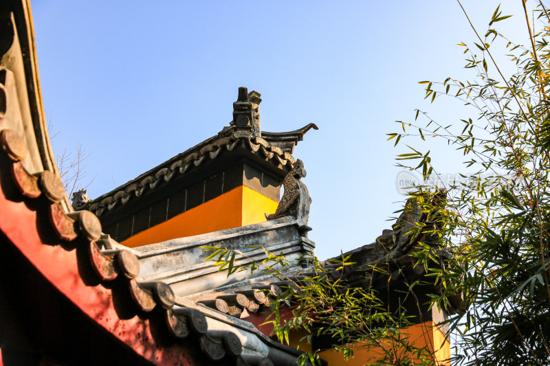 晴朗天空下的南京千年古刹鸡鸣寺