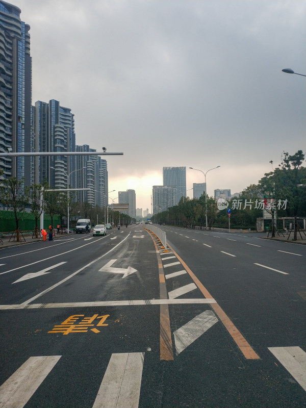 城市宽阔道路及周边高楼景象