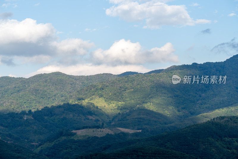 蓝天白云下的山峦景色