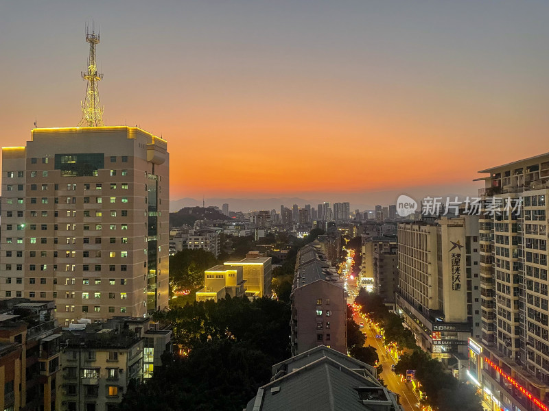 城市建筑在夕阳下的美丽景象