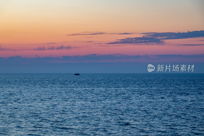 山东烟台东山栈桥海上日出前的朝霞景观