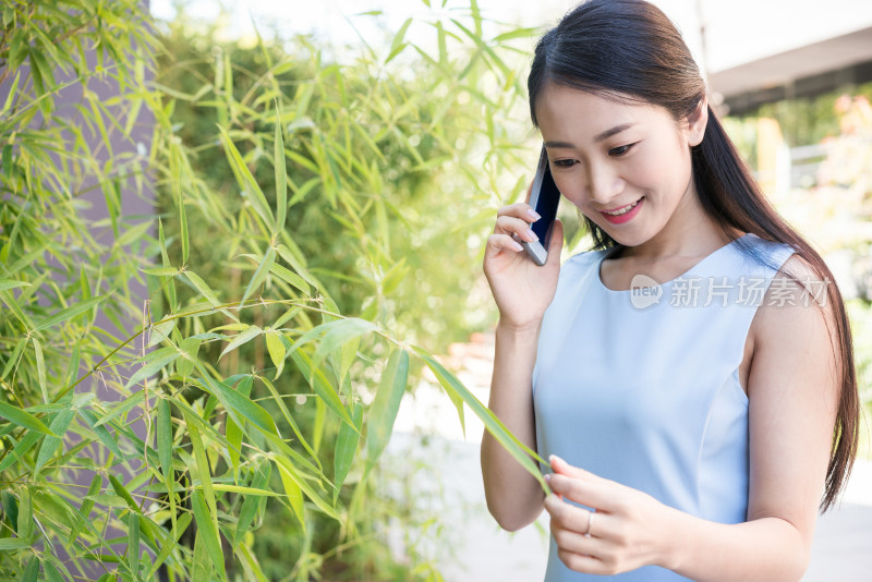 年轻女子使用手机