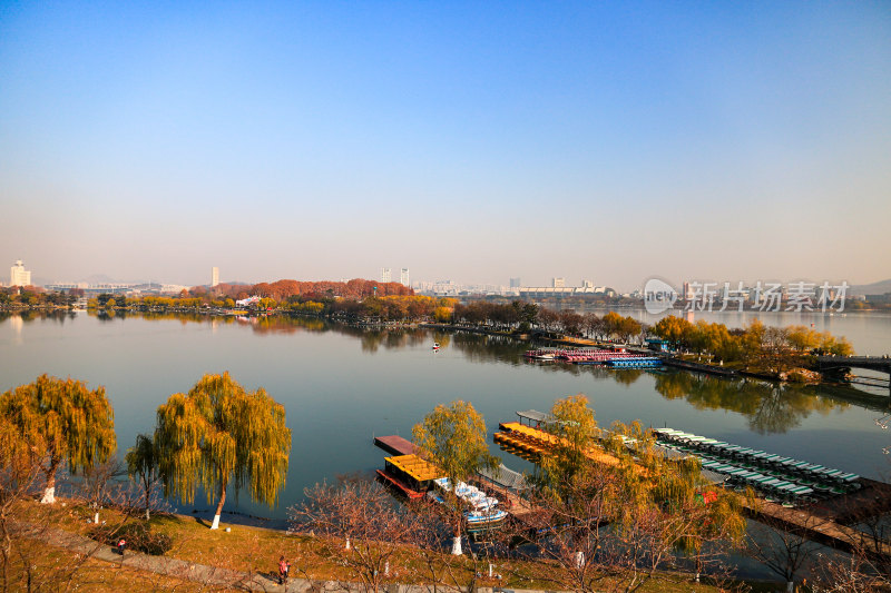 晴朗天空下的南京玄武湖公园