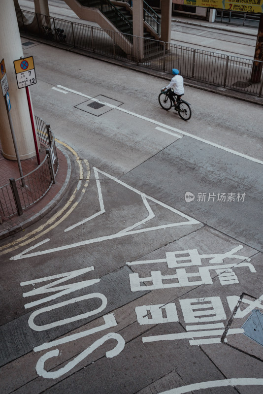 香港街道骑自行车的路人