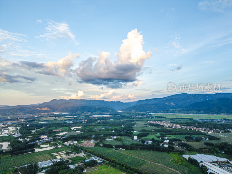 航拍夕阳余晖下的乡村田野