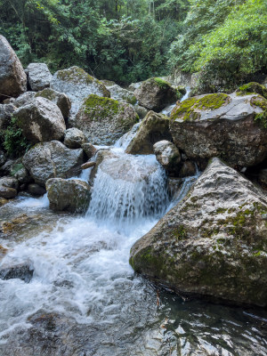 山谷中的小溪流水