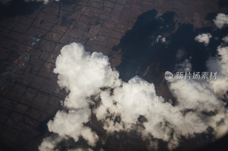 飞机窗户外的天空云景