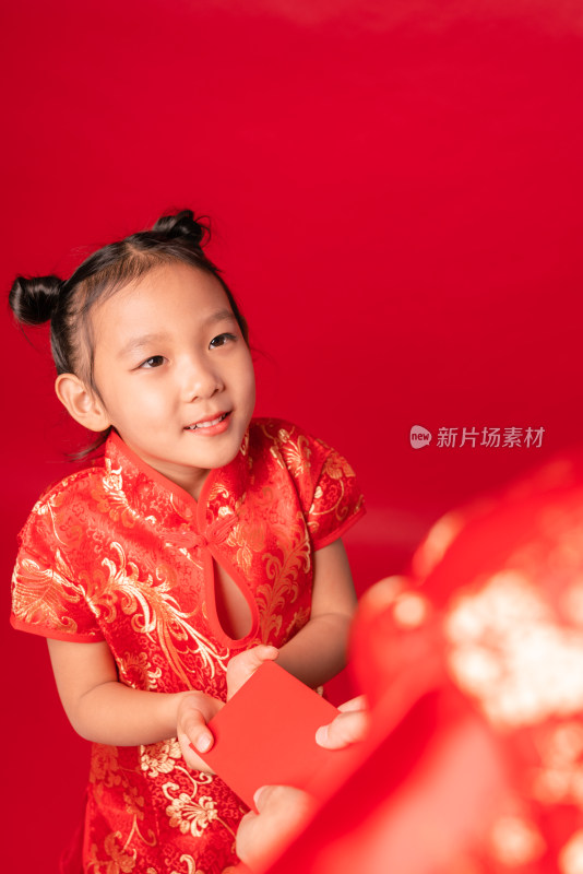 站在红色背景前接受红包的中国女孩
