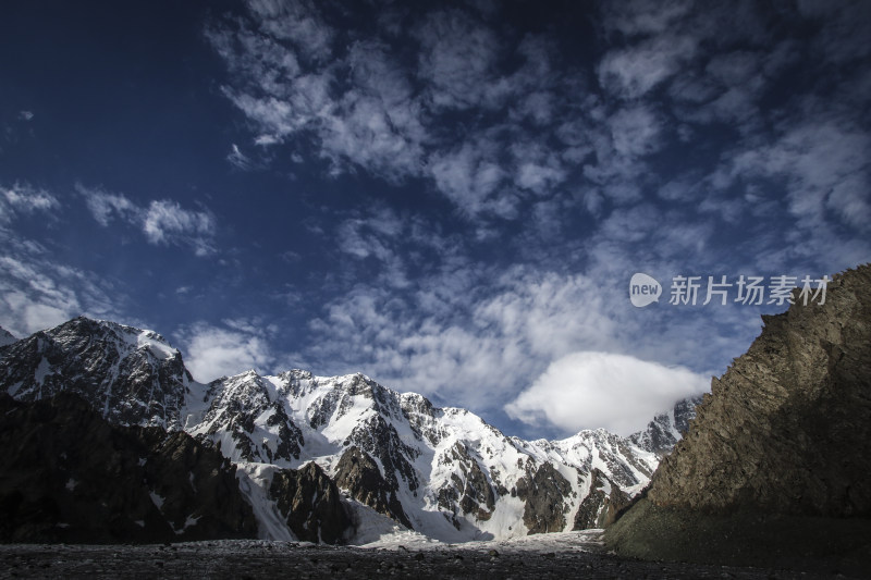 博格达  新疆  天山 蓝天白云下的雪山风景