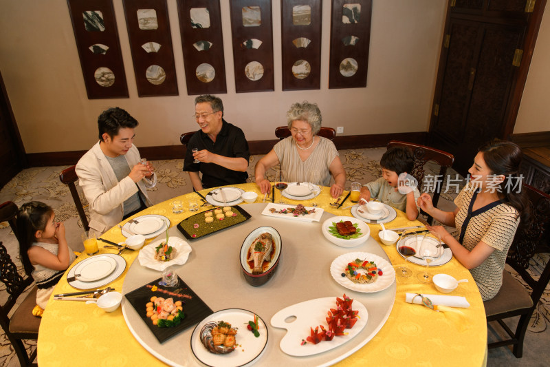 幸福家庭在餐厅用餐