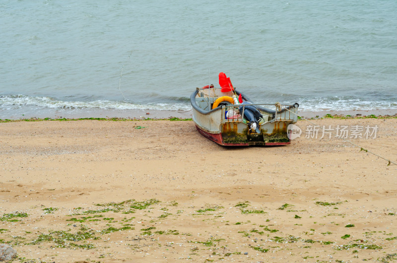 停靠在海边的一艘小船