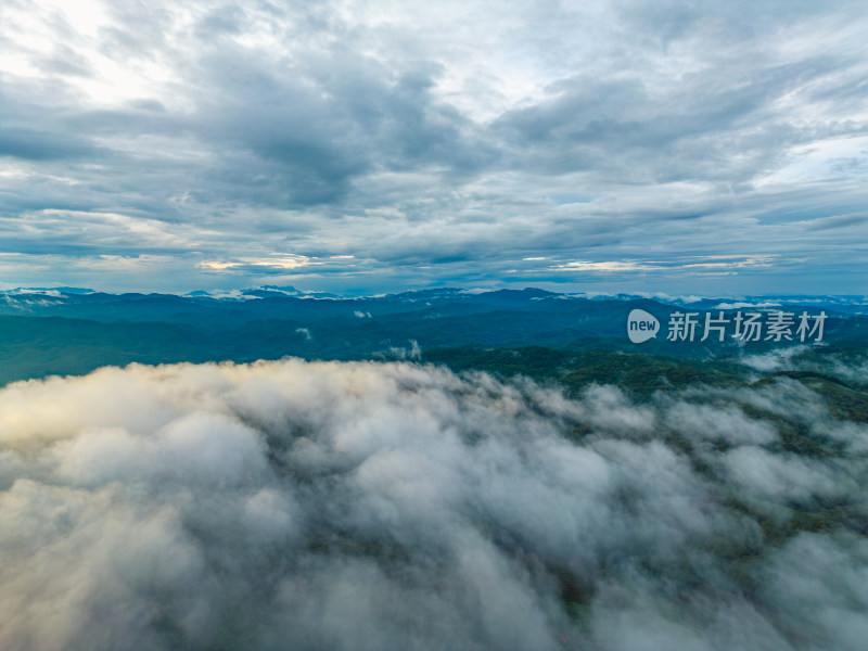 航拍雨后山中云雾缭绕