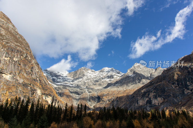 川西四姑娘山双桥沟景区雪山秋色