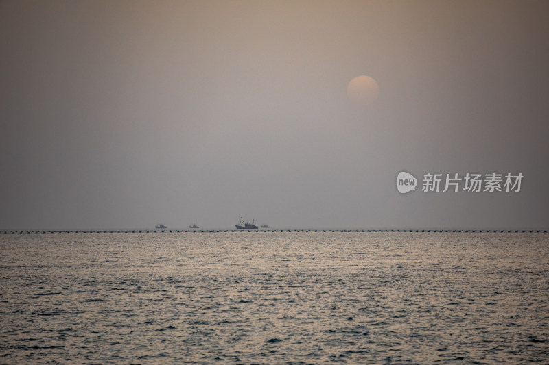 山东日照灯塔景区海上雾色日出景观