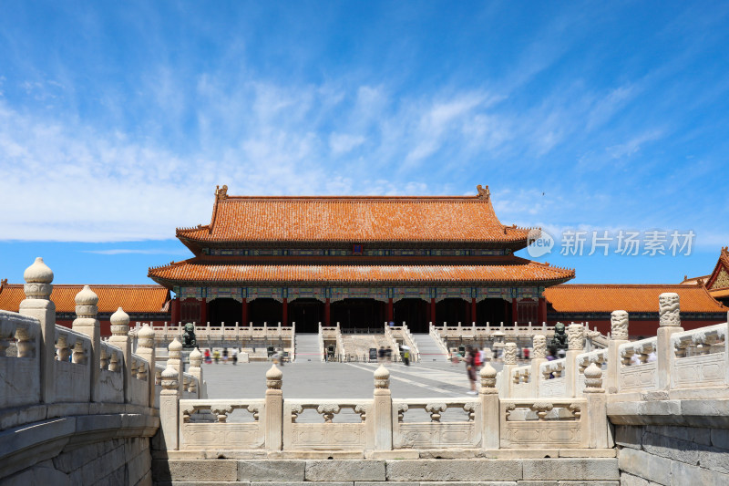 蓝天白云下的故宫太和殿古建筑与栏杆