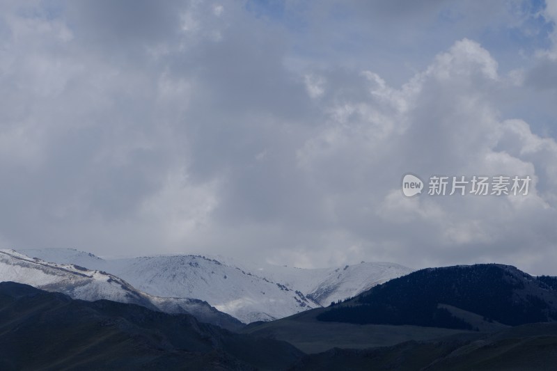 新疆天山蓝天白云雪山风光