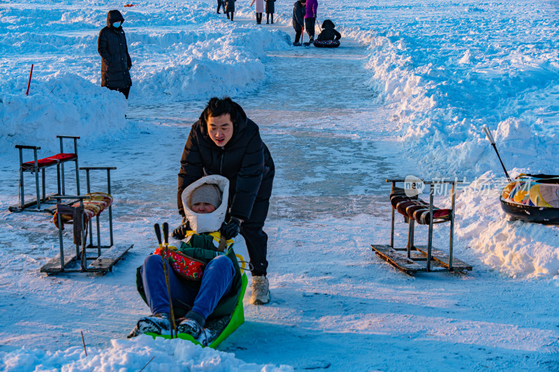 丁香湖公园内人们玩雪橇的欢乐场景