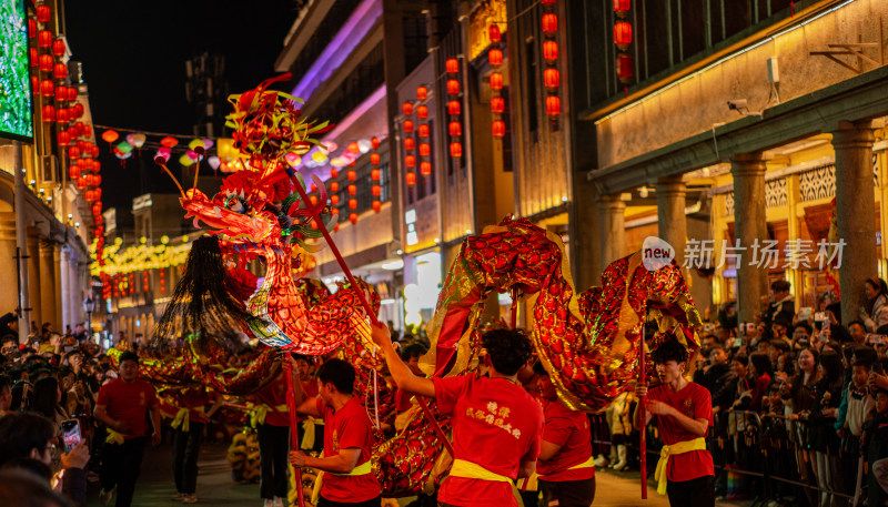 夜晚街头舞龙表演热闹非凡