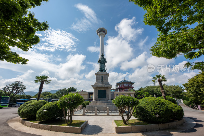 夏季韩国釜山龙头山公园釜山塔与李舜臣像