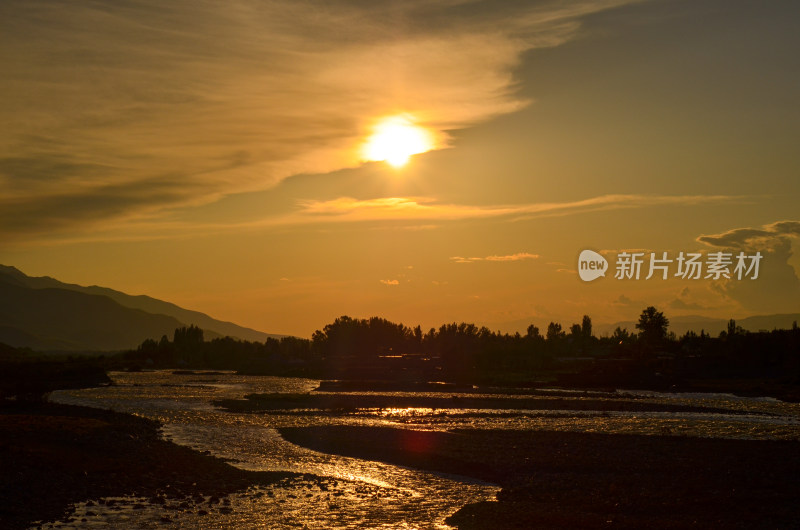 新疆伊犁那拉提草原旅游景区河流夕阳落日