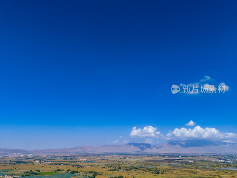 甘肃张掖芦水湾蓝天白云旅游度假区航拍图