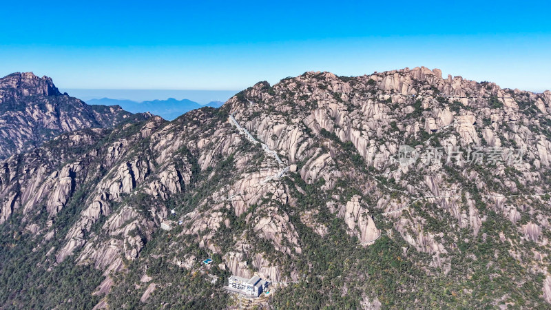 壮丽嶙峋的山峰自然风光