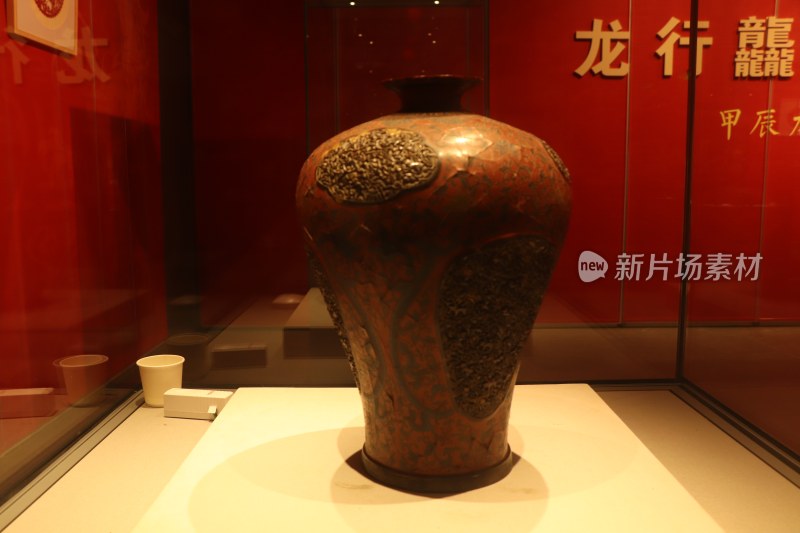 清代中期漆器龙纹梅瓶