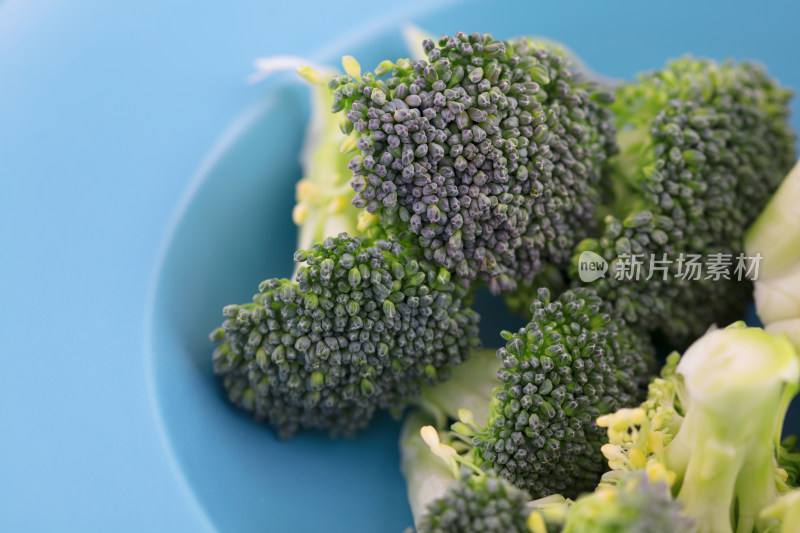 新鲜的西蓝花食材在盘子里