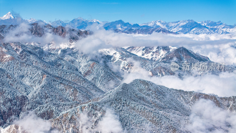 四川成都西岭雪山上空的云海群山航拍