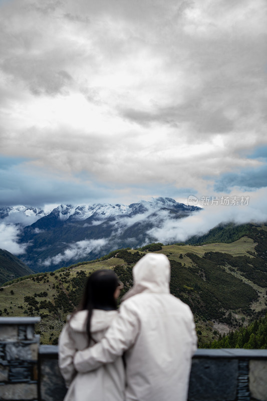 四姑娘雪山旅游的人