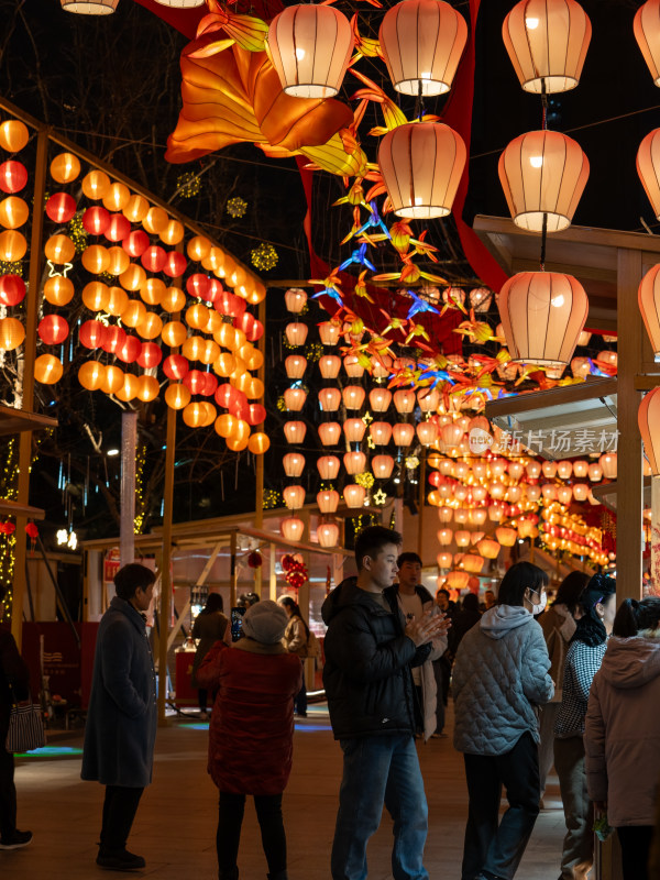 成都铁像寺水街新年氛围吸引市民打卡游玩