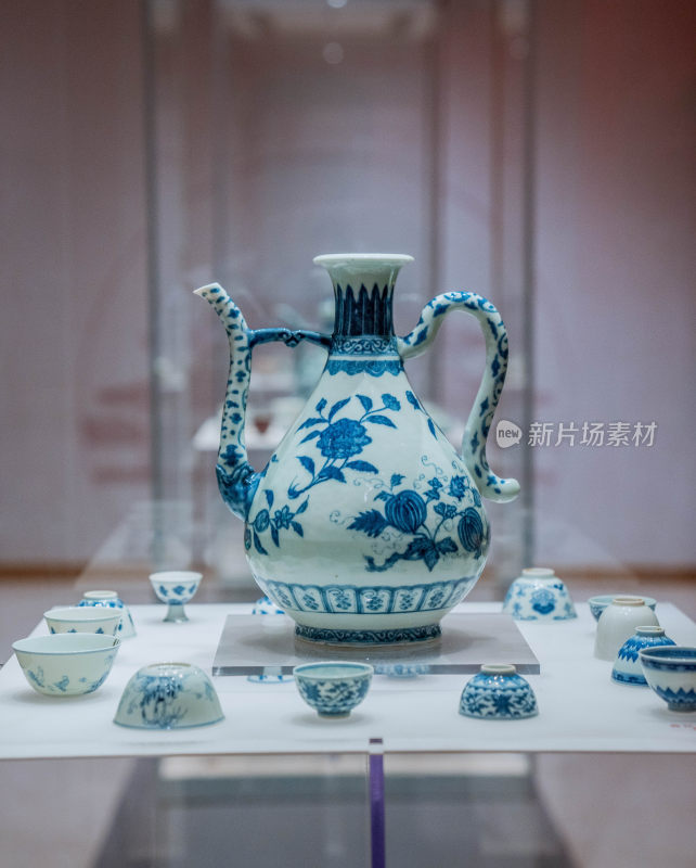 博物馆青花瓷茶具展品