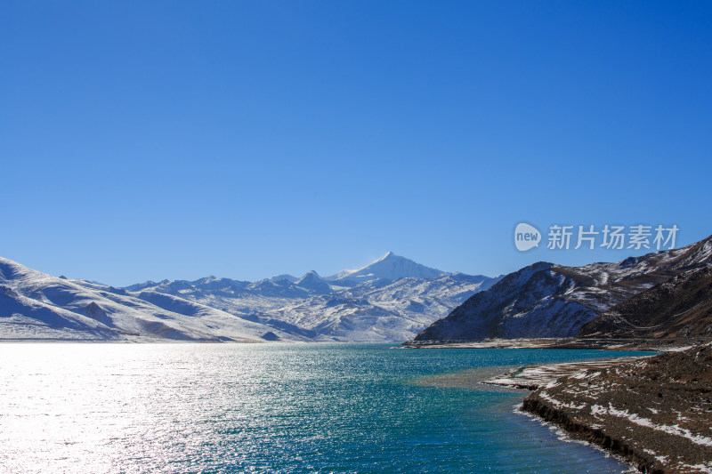 中国西藏羊卓雍措湖羊湖冬季雪景