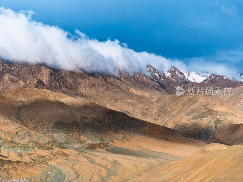 云雾缭绕的雪山