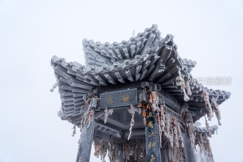 伏牛山主峰寒冷冬天亭子冰霜