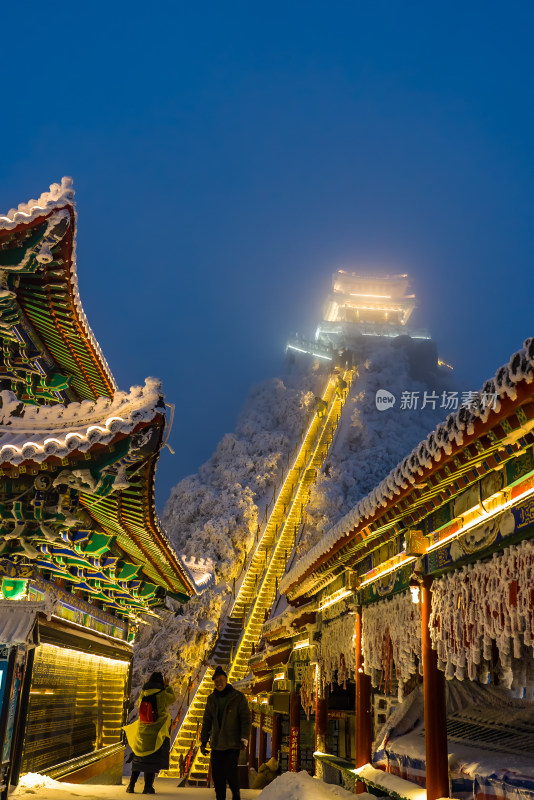 河南老君山景区冬季大雪古建筑房檐夜景