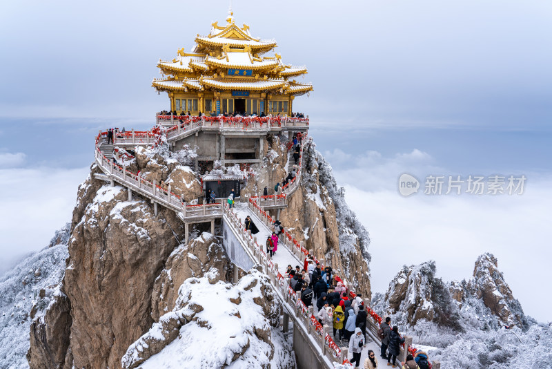 河南洛阳老君山景区金顶雪后游客