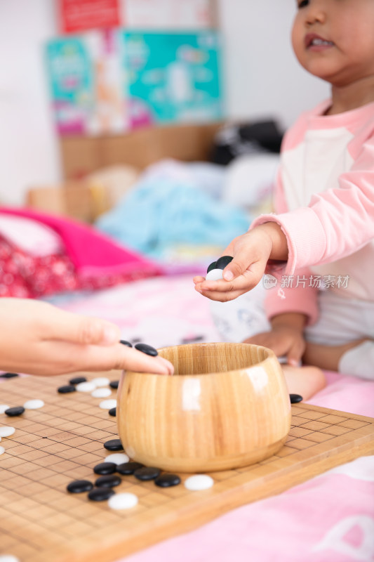 正在学下围棋的小女孩