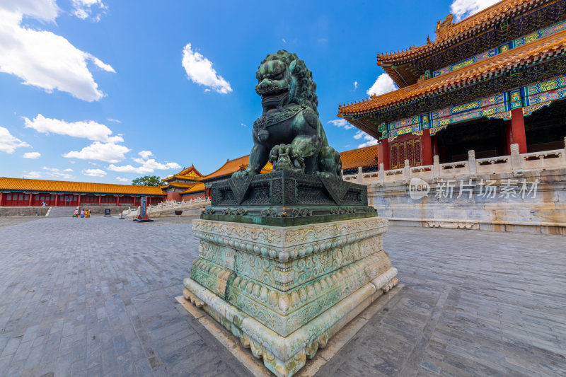 北京故宫太和门前古代青铜雕塑狮子